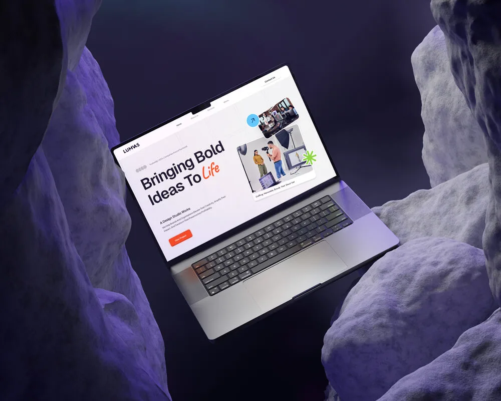 Mockup de notebook exibindo site criativo com design moderno entre rochas.